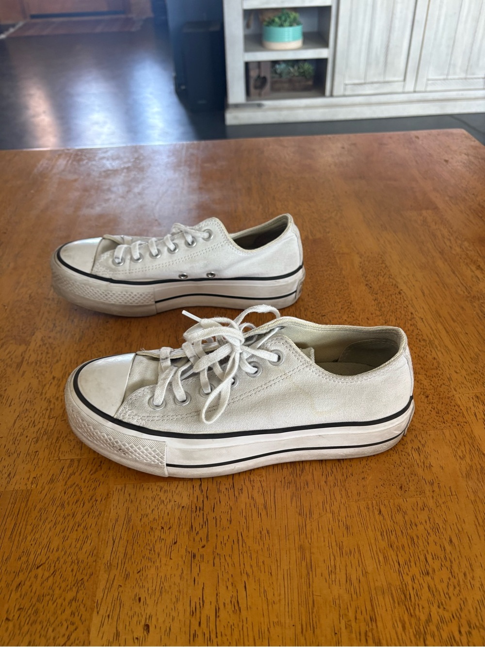 Converses shoes - Picture 7 of 8